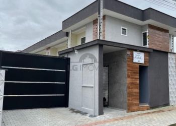 Casa no Bairro Bom Retiro em Joinville com 3 Dormitórios (3 suítes) - LG9055