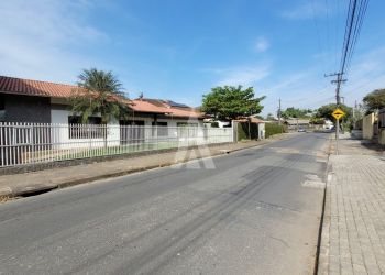 Casa no Bairro Bom Retiro em Joinville com 3 Dormitórios (1 suíte) - 27208N