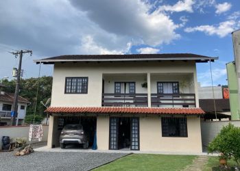 Casa no Bairro Bom Retiro em Joinville com 4 Dormitórios (2 suítes) e 256 m² - SR115