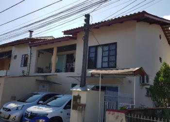 Casa no Bairro Bucarein em Joinville com 4 Dormitórios (1 suíte) - KR650