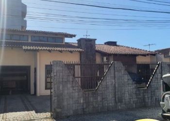 Casa no Bairro Bucarein em Joinville com 3 Dormitórios (2 suítes) e 180 m² - BU54254V