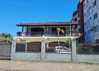Casa no Bairro Costa e Silva em Joinville com 3 Dormitórios (1 suíte) - 502