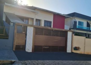 Casa no Bairro Costa e Silva em Joinville com 3 Dormitórios (1 suíte) - LG8711