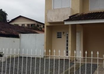 Casa no Bairro Costa e Silva em Joinville com 3 Dormitórios (1 suíte) - KR642