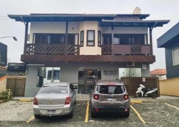 Casa no Bairro Costa e Silva em Joinville com 3 Dormitórios (1 suíte) - KR463