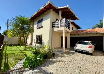 Casa no Bairro Floresta em Joinville com 5 Dormitórios (1 suíte) - KR243