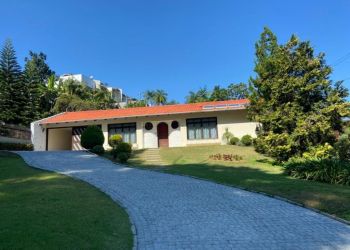 Casa no Bairro Floresta em Joinville com 3 Dormitórios (1 suíte) - SR009