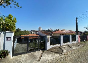 Casa no Bairro Floresta em Joinville com 3 Dormitórios (1 suíte) e 142 m² - KR223
