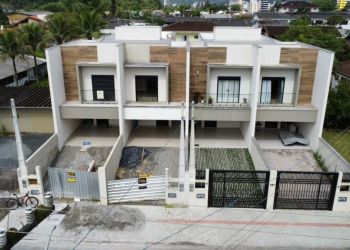 Casa no Bairro Glória em Joinville com 3 Dormitórios (1 suíte) e 152 m² - KR364
