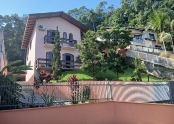 Casa no Bairro Glória em Joinville com 4 Dormitórios (1 suíte) - KR468