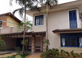 Casa no Bairro Glória em Joinville com 3 Dormitórios (1 suíte) e 260 m² - SR023