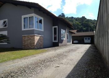 Casa no Bairro Glória em Joinville com 3 Dormitórios (1 suíte) - KR940