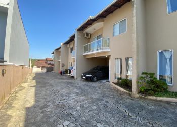 Casa no Bairro Glória em Joinville com 2 Dormitórios (1 suíte) - 22097
