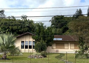 Casa no Bairro Glória em Joinville com 4 Dormitórios (1 suíte) - KR171