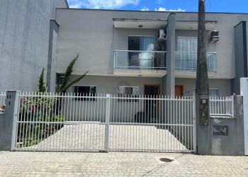 Casa no Bairro Guanabara em Joinville com 3 Dormitórios (3 suítes) - LG9153