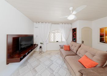 Casa no Bairro Guanabara em Joinville com 3 Dormitórios (1 suíte) - DI138