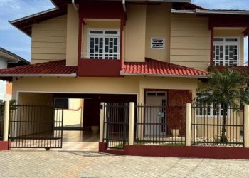 Casa no Bairro Iririú em Joinville com 3 Dormitórios (2 suítes) e 219 m² - SR129