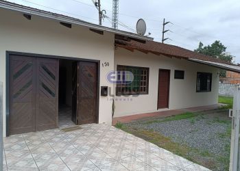 Casa no Bairro Iririú em Joinville com 3 Dormitórios (1 suíte) e 110 m² - 00533001