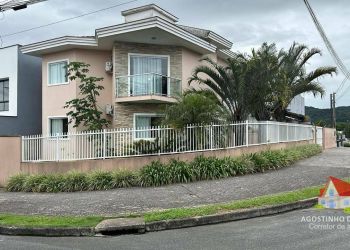 Casa no Bairro Iririú em Joinville com 4 Dormitórios (1 suíte) e 216 m² - SO0351