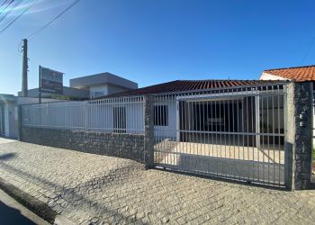 Casa no Bairro Jardim Iririú em Joinville com 3 Dormitórios (1 suíte) - 23651