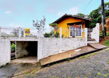 Casa no Bairro Nova Brasília em Joinville com 3 Dormitórios (1 suíte) e 138 m² - 11197.001