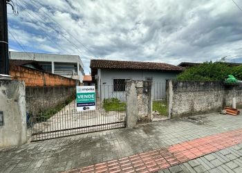 Casa no Bairro Paranaguamirim em Joinville com 4 Dormitórios (2 suítes) - 3045