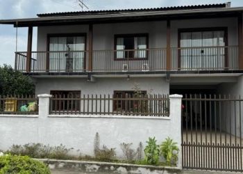 Casa no Bairro Petrópolis em Joinville com 5 Dormitórios (1 suíte) e 230 m² - SR049