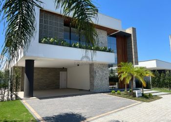 Casa no Bairro Pirabeiraba em Joinville com 4 Dormitórios (4 suítes) - LG9008