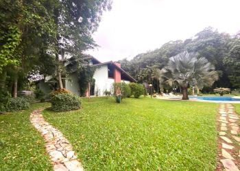 Casa no Bairro Pirabeiraba em Joinville com 4 Dormitórios (1 suíte) - KR118