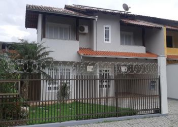 Casa no Bairro Saguaçú em Joinville com 3 Dormitórios (1 suíte) e 154 m² - LG1684