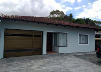 Casa no Bairro Santa Catarina em Joinville com 3 Dormitórios (1 suíte) e 220 m² - 2295