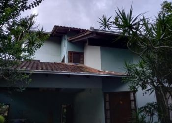 Casa no Bairro Santo Antônio em Joinville com 4 Dormitórios (1 suíte) - 2656