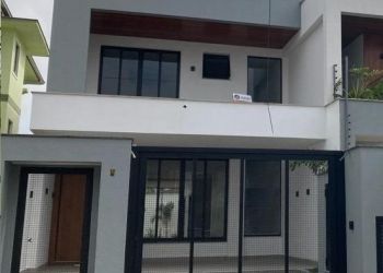 Casa no Bairro Santo Antônio em Joinville com 3 Dormitórios (3 suítes) e 198 m² - SR064