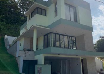 Casa no Bairro Vila Nova em Joinville com 3 Dormitórios (3 suítes) e 299 m² - 2920