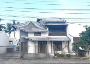 Casa no Bairro Vila Nova em Joinville com 4 Dormitórios (1 suíte) e 175 m² - SR102