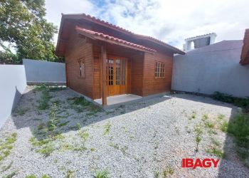 Casa no Bairro Pachecos em Palhoça com 2 Dormitórios e 40 m² - 117590