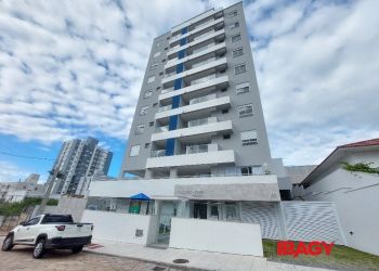 Apartamento no Bairro Barreiros em São José com 2 Dormitórios (1 suíte) e 75.89 m² - 121445