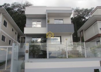 Casa no Bairro Forquilhinhas em São José com 4 Dormitórios (2 suítes) - C278