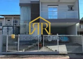 Casa no Bairro Praia Comprida em São José com 3 Dormitórios (1 suíte) - C280
