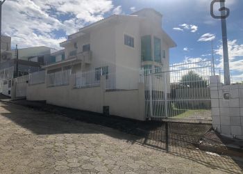 Casa no Bairro Serraria em São José com 3 Dormitórios (1 suíte) e 212 m² - 295