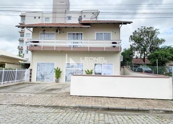Casa no Bairro Imigrantes em Timbó com 3 Dormitórios (1 suíte) e 306 m² - LR221